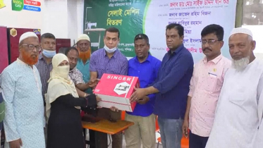ব্রাহ্মণবাড়িয়ায় দরিদ্র মহিলাদের মাঝে সেলাই মেশিন বিতরণ