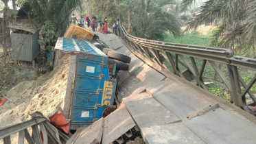 বাগেরহাটে ব্রিজ ভেঙ্গে ট্রাক খালে, চলাচল ব্যাহত