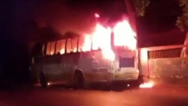 রাজশাহীতে হঠাৎ বাসে আগুন