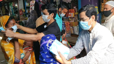 সংক্রমণ প্রতিরোধে হিলিতে মাস্ক বিতরণ