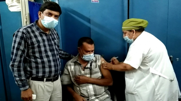 নাটোরে করোনা টিকার দ্বিতীয় ডোজ দেওয়া শুরু