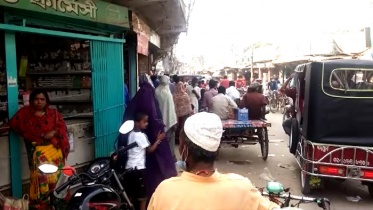রাজবাড়ীর বাজারে মানুষের ভিড়, স্বাস্থ্যবিধি মানছে না কেউ