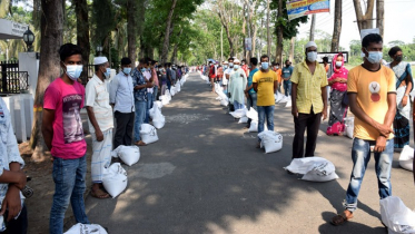 বরগুনায় সুবিধাভোগীদের হাতে প্রধানমন্ত্রীর উপহার সামগ্রী