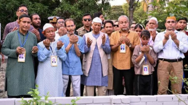 দাদা-দাদির কবর জিয়ারত করলেন ড. ইউনূস