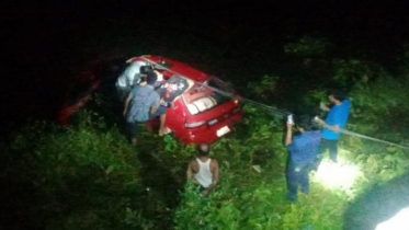 নিয়ন্ত্রণ হারিয়ে প্রাইভেটকার খাদে, নিহত ২