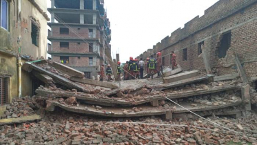 রাজশাহীতে হঠাৎ ভেঙে পড়ল চারতলা ভবন