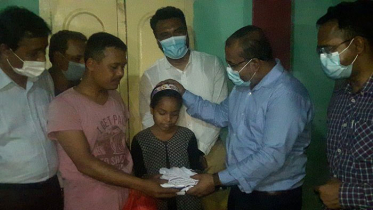 শিশু শিক্ষার্থী স্বর্ণার পাশে প্রধানমন্ত্রী শেখ হাসিনা