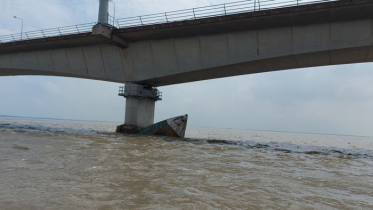 বঙ্গবন্ধু সেতুর পিলারের সঙ্গে ধাক্কায় বলগেট ডুবে শ্রমিক নিখোঁজ