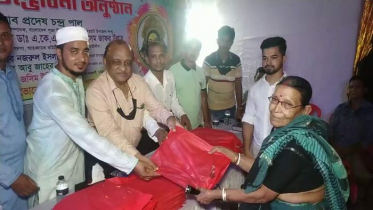 কবিরহাটে দুর্গাপূজা উপলক্ষে উপহার সামগ্রী বিতরণ 