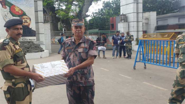 পূজা উপলক্ষে বিএসএফকে মিষ্টি উপহার দিলো বিজিবি