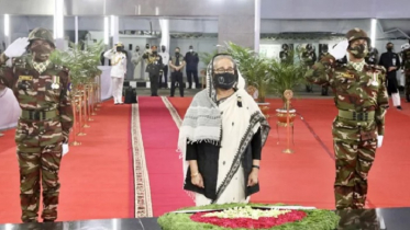 বঙ্গবন্ধুর প্রতিকৃতিতে প্রধানমন্ত্রীর শ্রদ্ধা