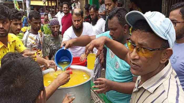 পরিবেশ মন্ত্রীর উদ্যোগে পথচারীদের শরবত বিতরণ