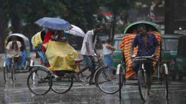 তীব্র শীতের সন্ধ্যায় রাজধানীতে বৃষ্টি