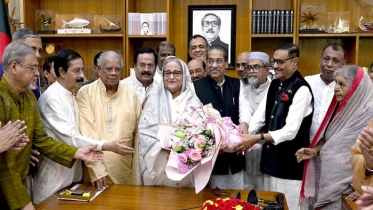 প্রধানমন্ত্রীকে ফুল দিয়ে ঈদের শুভেচ্ছা জানান নেতাকর্মীরা
