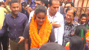 সাফজয়ী ফুটবলার আঁখি খাতুনকে গণসংবর্ধনা