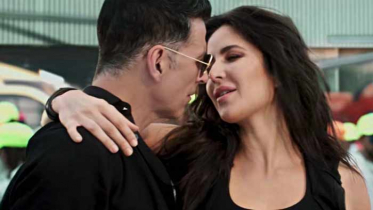 ইউটিউবারের নাচে মুগ্ধ অক্ষয়