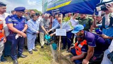 ঢাকা-মাওয়া মহাসড়কে বৃক্ষরোপণ কর্মসূচির উদ্বোধন
