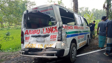 যাত্রীবাহী বাসের ধাক্কায় রোগীসহ অ্যাম্বুলেন্স খাদে, আহত ৪ 