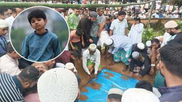 দুই জানাজা শেষে বাড়ির পাশে অপ্রতিমের দাফন সম্পন্ন দুই জানাজা শেষে বাড়ির পাশে অপ্রতিমের দাফন সম্পন্ন
