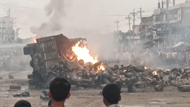 সিলিন্ডারবাহী ট্রাক উল্টে খাদে, বিস্ফোরণ থেকে আগুন