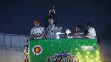 ট্রফি হাতে ছাদখোলা বাসে মিঠু-রোনানদের উচ্ছ্বাস