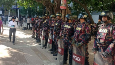 হাসিনার দুর্নীতি মামলার রায় ঘিরে আদালতে বিজিবি মোতায়েন হাসিনার দুর্নীতি মামলার রায় ঘিরে আদালতে বিজিবি মোতায়েন