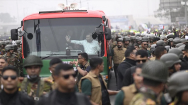 তারেক রহমানকে স্বাগত জানাতে নেতাকর্মীদের বাঁধভাঙা উল্লাস