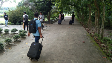 আতঙ্কে হল ছাড়ছেন বেরোবি শিক্ষার্থীরা