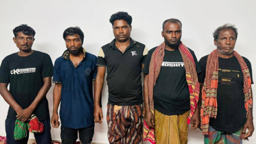 সুন্দরবনের বনদস্যু সুমন বাহিনীর আত্মসমর্পণ সুন্দরবনের বনদস্যু সুমন বাহিনীর আত্মসমর্পণ