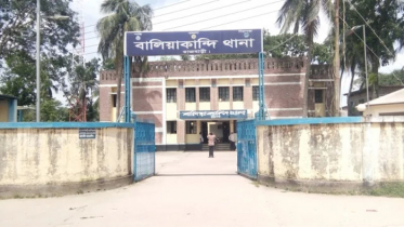 থানায় নারী ব্যাংক কর্মকর্তা ও তার ছেলেকে মারধর, যুবক গ্রেপ্তার