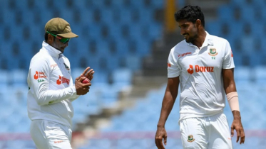 বড় লিডে চাপা পড়ার শঙ্কায় বাংলাদেশ!