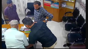 ব্যবসায়ীর শরীরের সংবেদনশীল অংশ চেপে ধরে চেক সই, গ্রেপ্তার ২ ব্যবসায়ীর শরীরের সংবেদনশীল অংশ চেপে ধরে চেক সই, গ্রেপ্তার ২