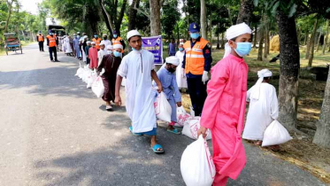 বাউফলে দুস্থ শিশুদের মাঝে ত্রাণ বিতরণ