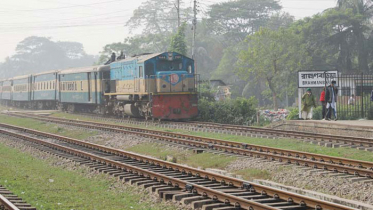 ট্রেনের নিচে ঝাঁপ দিলেন নারী