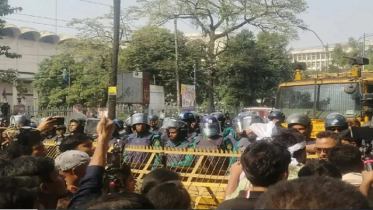 ৪৭তম বিসিএসের লিখিত পরীক্ষা পেছানোর দাবিতে যমুনা অভিমুখে বিক্ষোভ