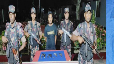 সীমান্তে বিদেশি পিস্তল ও শুটারগানসহ যুবক আটক