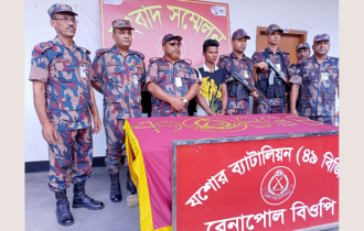 ব্যাংদা সীমান্ত থেকে সাড়ে ১২ কেজি স্বর্ণের বারসহ আটক ১ 