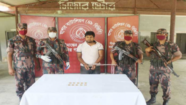 প্যান্টের কোমরের মধ্যে বাঁধা ছিল ১০টি স্বর্ণের বার