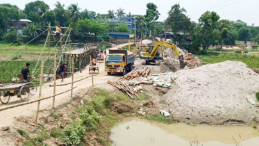 সেতু নির্মাণে ধীরগতি, চরম ভোগান্তিতে শার্শার মানুষ