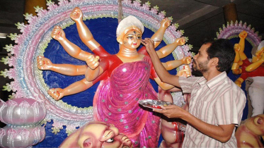 শার্শা-বেনাপোলে জোরেশোরে চলছে প্রতিমা তৈরির কাজ