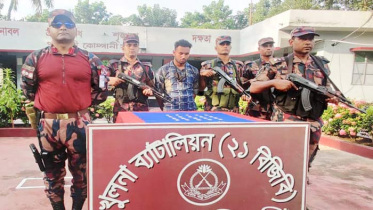 পুটখালি সীমান্ত থেকে ২ কোটি টাকার স্বর্ণের বারসহ পাচারকারী আটক