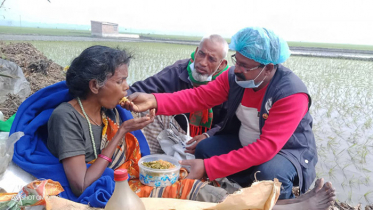 রাস্তার পাশে পড়ে থাকা বৃদ্ধের পাশে উদ্ভাবক মিজানুর