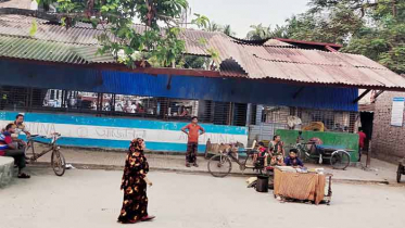 আম্পানে ক্ষতিগ্রস্ত রেলের যাত্রী ছাউনি সংস্কার করেনি কর্তৃপক্ষ