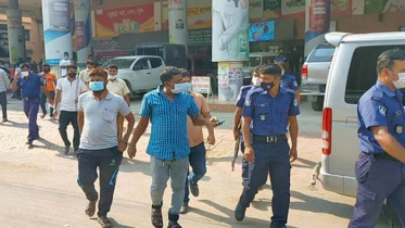 যাত্রী হয়রানির অভিযোগে বেনাপোলে ৪ দালাল আটক