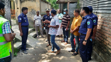 শিক্ষকের বাড়িতে বোমা, এলাকা ঘিরে রেখেছে পুলিশ