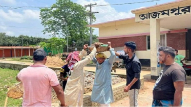 টুকরি মাথায় রাস্তা মেরামতে নেমে পড়লেন চেয়ারম্যান