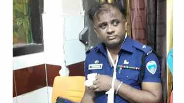 ছুরি নিয়ে থানায় পুলিশের ওপর হামলা 