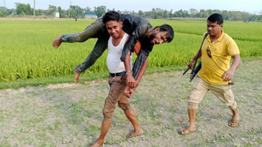 পুলিশের সাহসিকতা: ছদ্মবেশে ডাকাত ধরলেন, কামড় খেয়েও ছাড়েননি