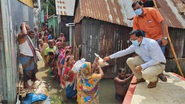 ব্রাহ্মণবাড়িয়ায় বন্যায় ক্ষতিগ্রস্থদের মধ্যে খাদ্য সামগ্রী বিতরণ