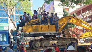 ধানমণ্ডি ৩২-এ বুলডোজার নিয়ে প্রবেশের চেষ্টায় পুলিশের বাধা ধানমণ্ডি ৩২-এ বুলডোজার নিয়ে প্রবেশের চেষ্টায় পুলিশের বাধা